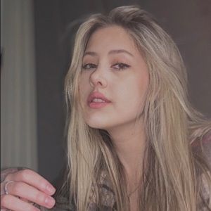 Meet your Posher, Devony